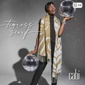 NIP CAbi #4268 Tigress Scarf - Beige and White Reversable